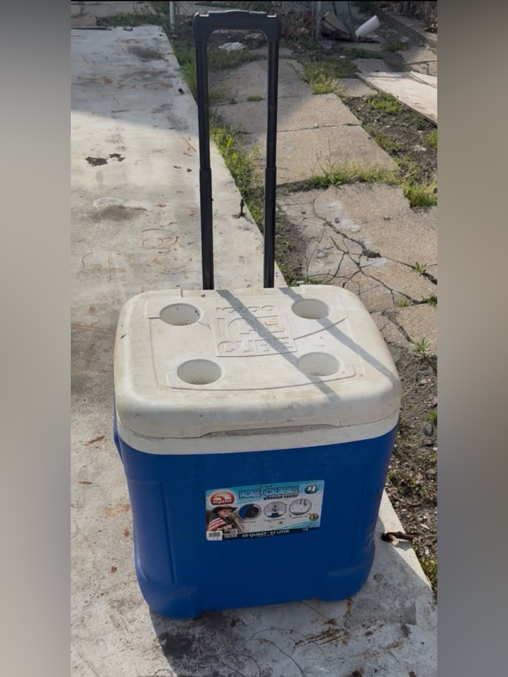 Igloo Blue and White Rolling Cooler with Telescoping Handle